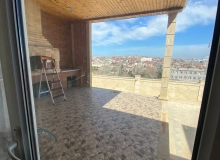 Badamdarda, su anbarının yanında