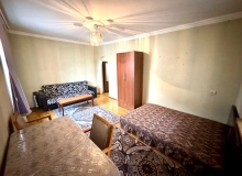 Nəşriyyatın qarşısı