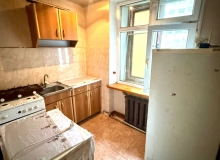 Nəşriyyatın qarşısı