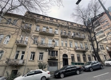 C. Qardaşları küçəsi