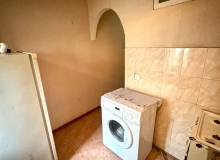 Nəşriyyatın qarşısı