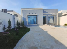 Mərdəkan, şir heykəlinin yanı