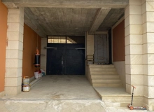 Badamdarda, su anbarının yanında